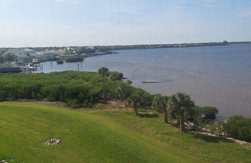 Bradenton Condominio | Beautiful Waterfront Condo in Gated Community