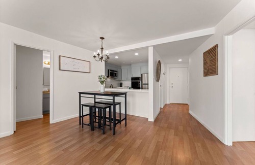East Village Condominio | Beautiful Waterfront Condo with Balcony in Long Beach