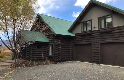 Jackson Casa | Beautiful, well-appointed, log cabin home with gracious spaces and lots of light