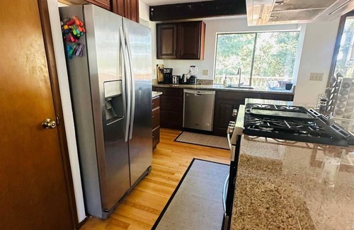 Somerset Casa | Beautiful with Fenced Yard in Bellevue