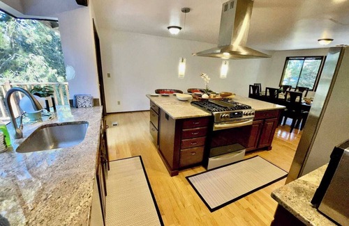 Somerset Casa | Beautiful with Fenced Yard in Bellevue