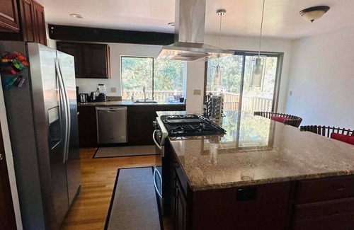 Somerset Casa | Beautiful with Fenced Yard in Bellevue