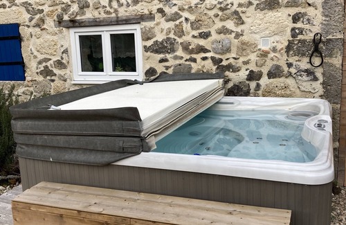 Bazens Casa | Beautiful wooden clad gite with many original features with hot tub