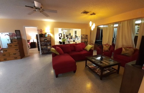 Lake Worth Corridor Casa | Hermosa y tranquila casa frente al lago