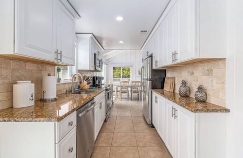 Southold Casa | Propiedad frente al mar hermosamente decorada con piscina climatizada y cabaña