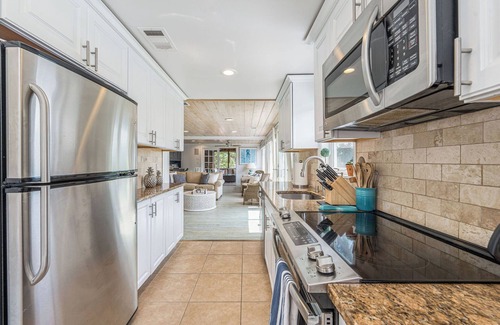 Southold Casa | Propiedad frente al mar hermosamente decorada con piscina climatizada y cabaña