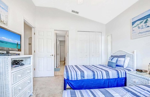 Highgate Park Casa | Beautifully Decorated Remodeled Pool Home