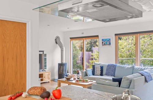 Talland Casa | Bellamente decorado "Sea Shack", con una gran terraza sol y un gran jacuzzi privado.