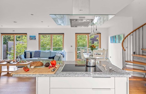 Talland Casa | Bellamente decorado "Sea Shack", con una gran terraza sol y un gran jacuzzi privado.