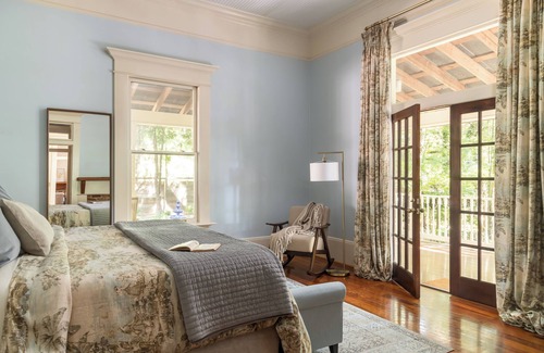 Athens Cama Y Desayuno | Beautifully designed Two Bedroom Suite