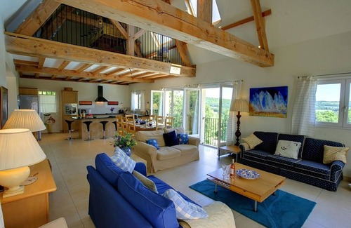 Martel Villa | Beautifully Finished House, Modern Interiors, Private Heated Pool & Fabulous Location near Martel!