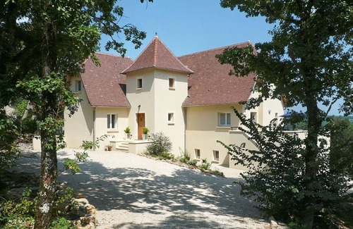 Martel Villa | Beautifully Finished House, Modern Interiors, Private Heated Pool & Fabulous Location near Martel!