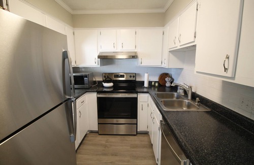 Clarksville Condominio | Beautifully Furnished Lakeside Condo within View of Downtown Louisville