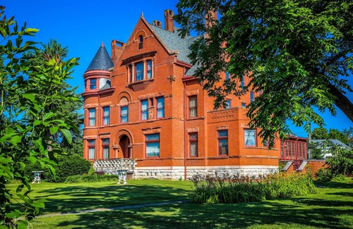 Clarksville Condominio | Beautifully Furnished Lakeside Condo within View of Downtown Louisville