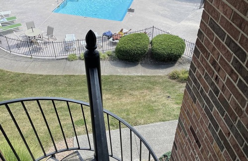 Clarksville Condominio | Beautifully Furnished Lakeside Condo within View of Downtown Louisville