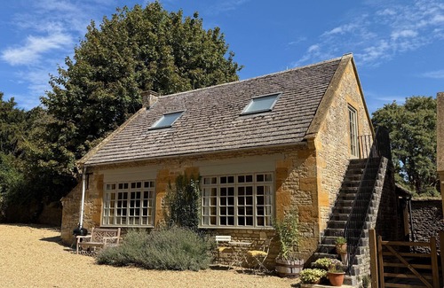 Broadwell Cabaña | Beautifully presented dog friendly - The Coach House at Broadwell Manor