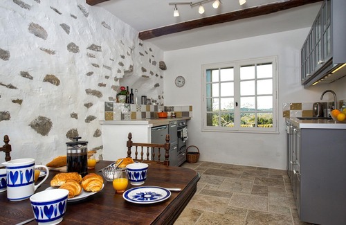 Pouzols-Minervois Casa | Casa bellamente restaurada en fuerte medieval con terraza y fabulosas vistas
