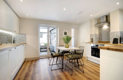 Wivenhoe Cabaña | Beautifully refurbished cottage in Lower Wivenhoe with games room, pet friendly!