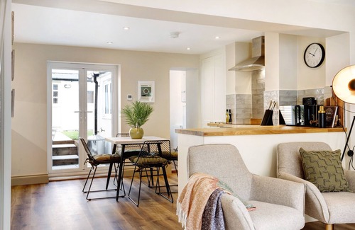 Wivenhoe Cabaña | Beautifully refurbished cottage in Lower Wivenhoe with games room, pet friendly!