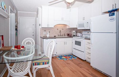 Morehead City Condominio | Beautifully Remodeled, Oceanfront, 3rd-Floor Condo with Balcony & Shared Pools