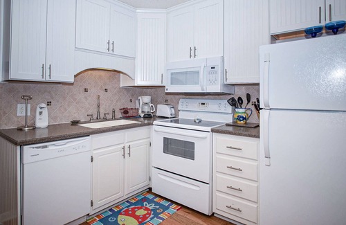 Morehead City Condominio | Beautifully Remodeled, Oceanfront, 3rd-Floor Condo with Balcony & Shared Pools