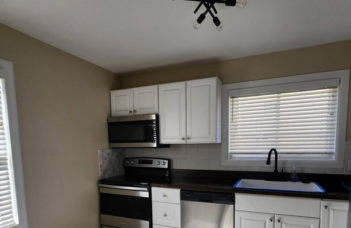 Kansas City Apartamento | Beautifully Remodeled 2 Bed 1 Bath Fully Furnished Duplex