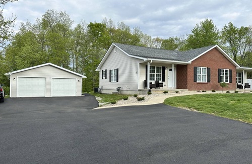 Milford Casa | Beautifully remodeled duplex near the ARK encounter. This listing is for 1 side.