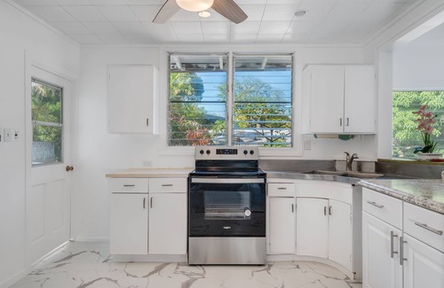 Lanikai Casa | Beautifully remodeled Lanikai house,spacious inside alot of green space outside