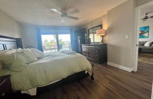 Capri Isle Apartamento | Beautifully renovated waterfront owners unit!