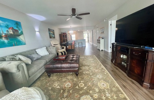 Capri Isle Apartamento | Beautifully renovated waterfront owners unit!