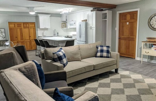 Lawrenceville Condominio | Beautifully Renovated Space in Lawrenceville Home, WiFi, Smart TV in All Rooms!