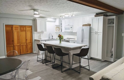Lawrenceville Condominio | Beautifully Renovated Space in Lawrenceville Home, WiFi, Smart TV in All Rooms!