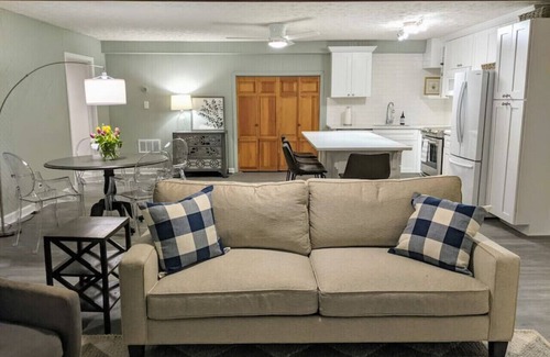 Lawrenceville Condominio | Beautifully Renovated Space in Lawrenceville Home, WiFi, Smart TV in All Rooms!