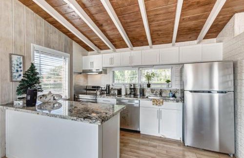 Southside Casa | Beautifully Renovated 5 Bedroom with Guest House home