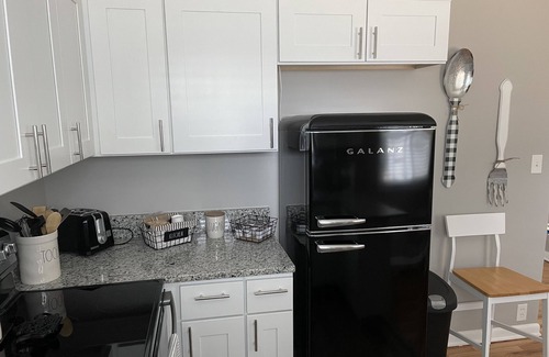 Salem Casa | Beautifully Renovated 2 bedroom/1 bath Cottage-Like Hideaway!