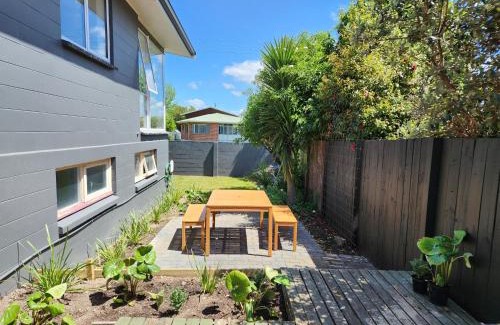 Blenheim Casa | Beautifully renovated townhouse, easy walk to CBD