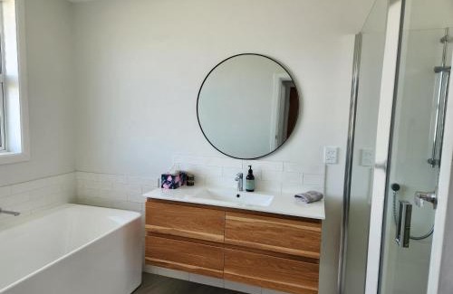 Blenheim Casa | Beautifully renovated townhouse, easy walk to CBD