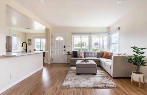 Del Aire Casa | Newly upgraded Luxury 2 Bedroom Home!