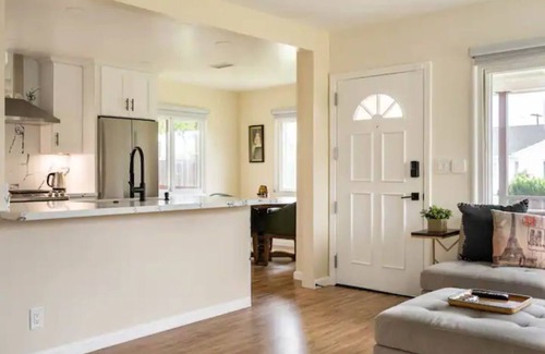 Del Aire Casa | Newly upgraded Luxury 2 Bedroom Home!