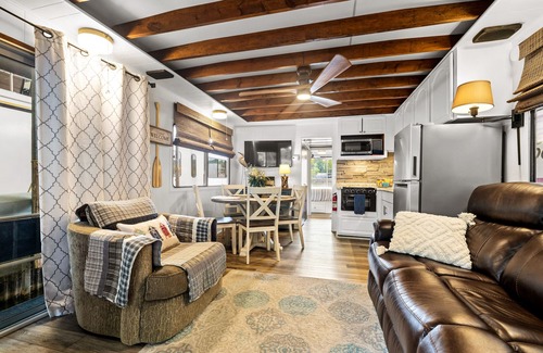 Downtown Knoxville Alquiler De Eote | BEAUTIFULLY RENOVATED HOUSEBOAT on Tennessee River with golfcart in Knoxville !