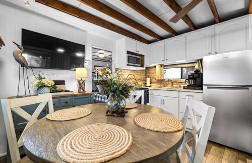 Downtown Knoxville Alquiler De Eote | BEAUTIFULLY RENOVATED HOUSEBOAT on Tennessee River with golfcart in Knoxville !