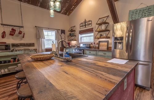 Mars Hill Casa | Beautifully renovated Horse Stable on 14 mountain acres walking distance to town