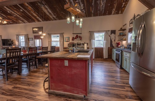 Mars Hill Casa | Beautifully renovated Horse Stable on 14 mountain acres walking distance to town