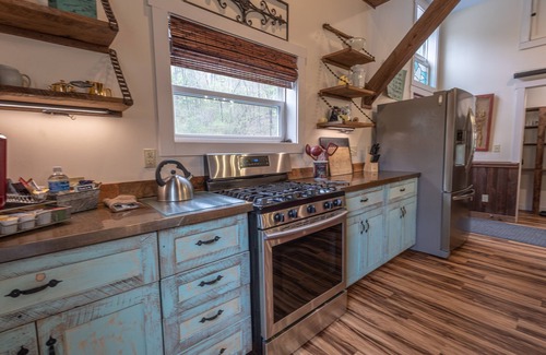 Mars Hill Casa | Beautifully renovated Horse Stable on 14 mountain acres walking distance to town