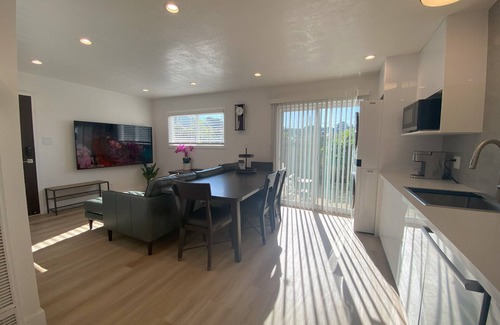 Sharp Park Condominio | Beautifully Renovated 2B1B Private Backyard Steps to Beach Free Parking