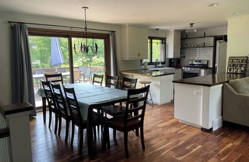 Saugatuck Casa | Bellamente renovada casa con privacidad ~ Fire Pit ~ Minutes To Downtown!