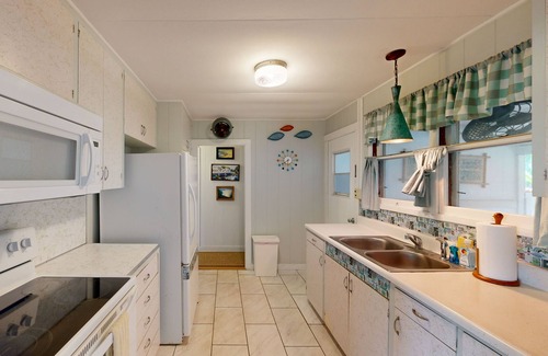 Haleiwa Casa | Beautifully restored cottage with AC in bedrooms - two blocks to beach & harbor
