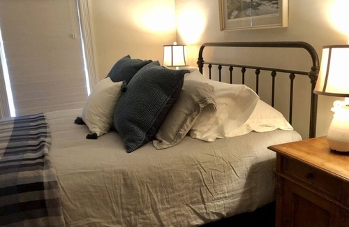 Dorset Casa | Beautifully restored Cottage on the Green in Dorset, Vermont