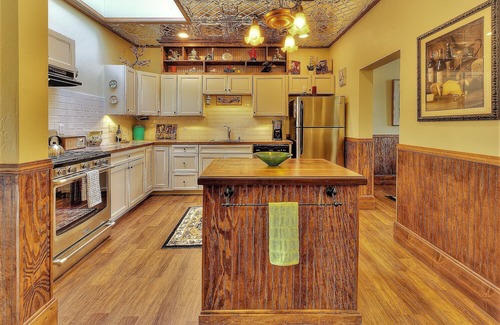Hamilton Villa | Bellamente restaurada casa de placer en Main St sobre Blodgett Canyon Wine Bar
