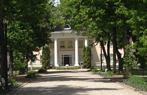 Hamilton Villa | Bellamente restaurada casa de placer en Main St sobre Blodgett Canyon Wine Bar